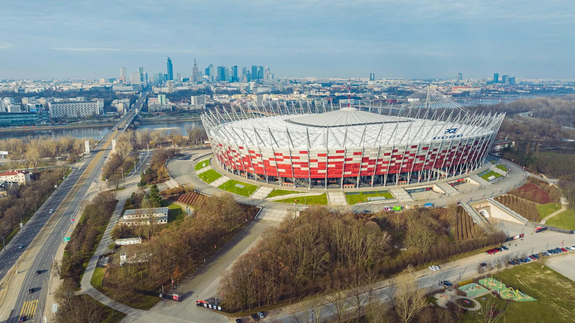 Stadion Narodowy w Warszawie z lotu ptaka na tle miejskiej panoramy