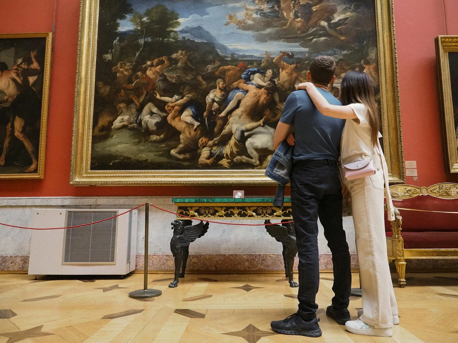 Para na randce podziwia klasyczne obrazy w warszawskim muzeum