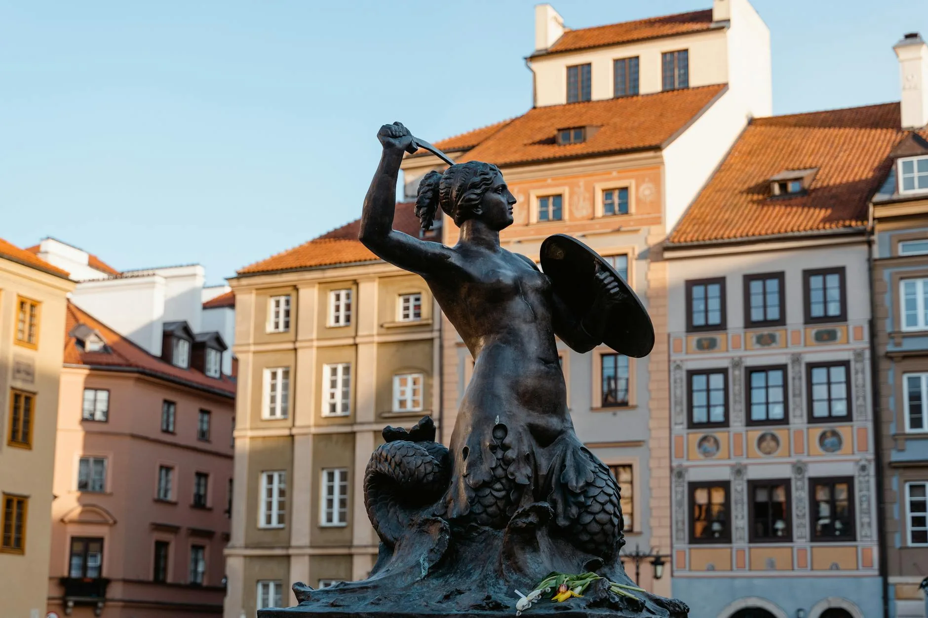 Syrenka Warszawska na rynku Starego Miasta w słoneczny dzień